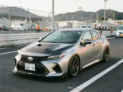 施工後のGR Corollaが富士スピードウェイに停車している