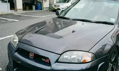 施工後のR32 GT-Rのカーボン製ボンネット