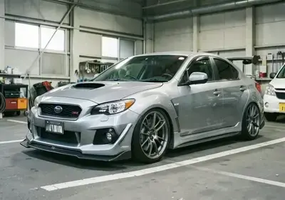 施工後のWRX STIが工房の駐車場で待機している