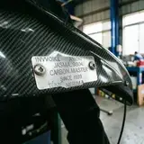 INVOKE.AXONの金属製エンブレム