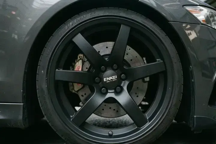 施工後に装着されたエンケイRPF1鍛造ホイールのクローズアップ