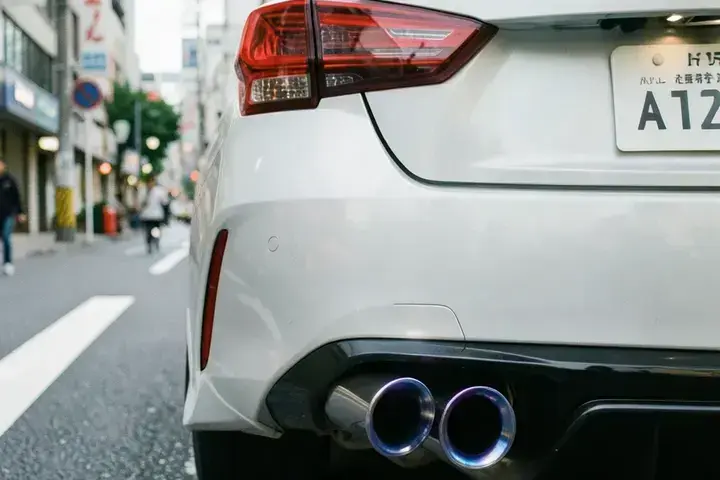 施工後のGR Corollaのリアセクションに装着されたHKSチタンエキゾースト